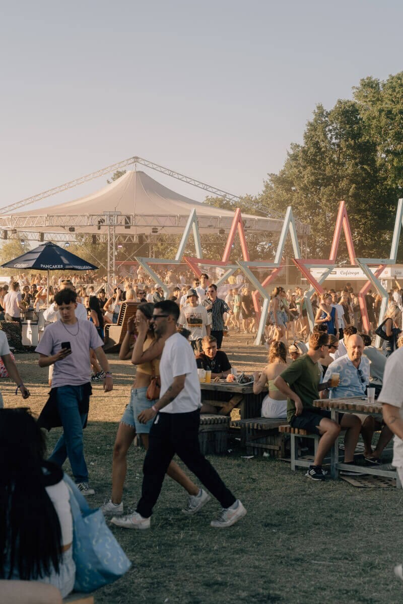 Festivalgæster nyder stemningen og hinandens selskabved mad- og loungeområdet på AiaSound.