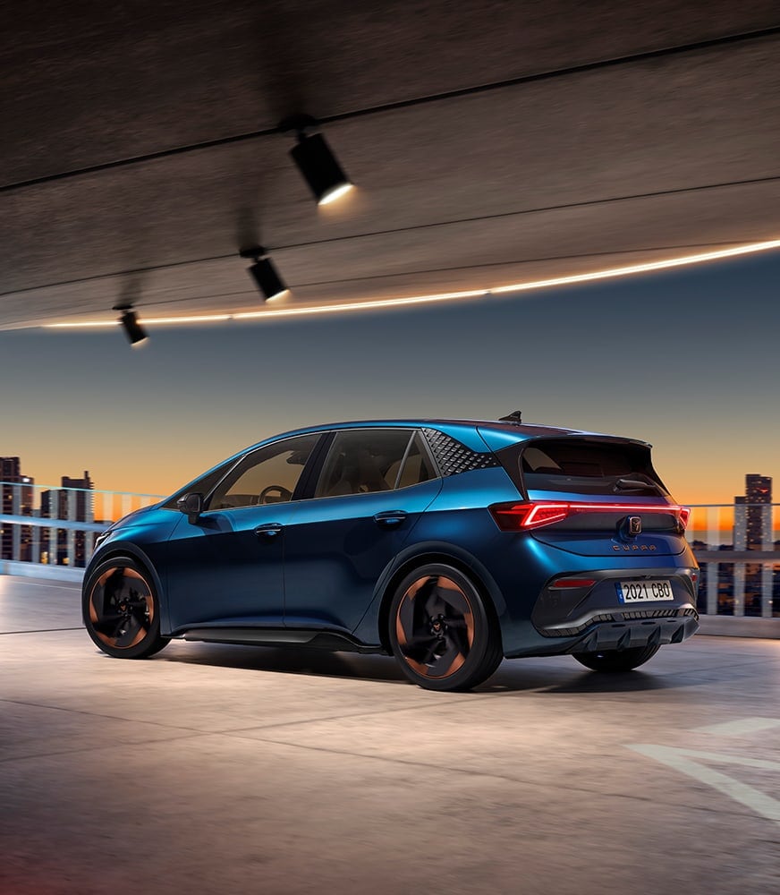 CUPRA%20Born%20i%20farven%20Aurora%20Blue%20med%2020%22%20Aero%20alufælge