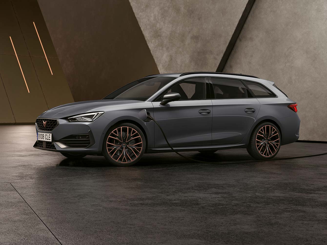 ny CUPRA Leon Sportstourer ehybrid familie sportsvogn i grafengrå opladning