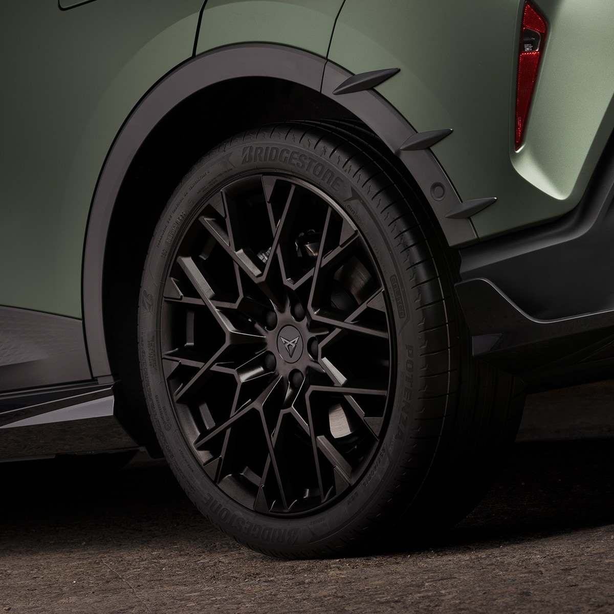 Detail view of the Custom    alloy wheel in Sport Black Matt for the    CUPRA Raval.  