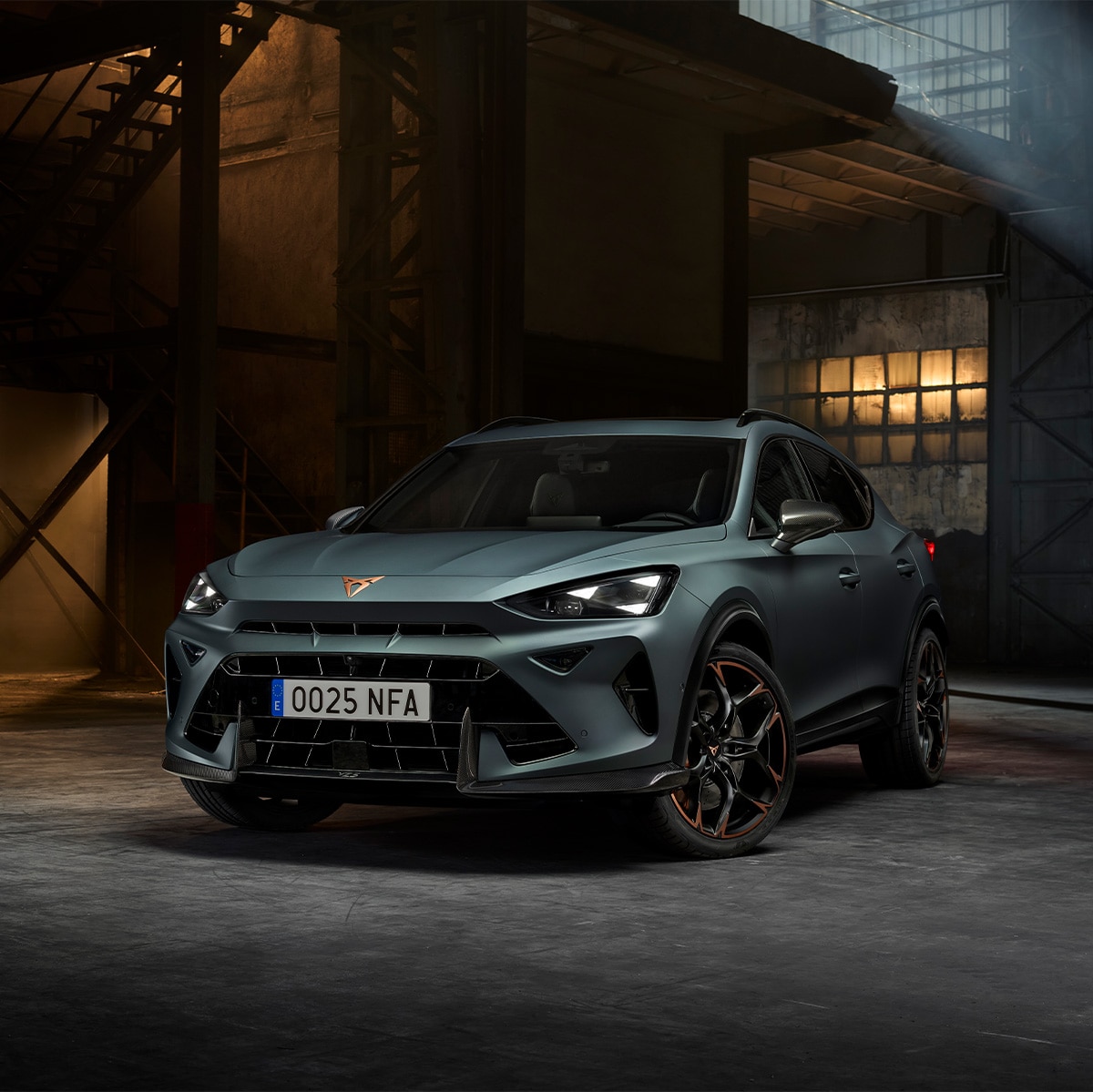 Front view of the new CUPRA Formentor VZ5, parked in a nocturnal setting, showcasing its design details.