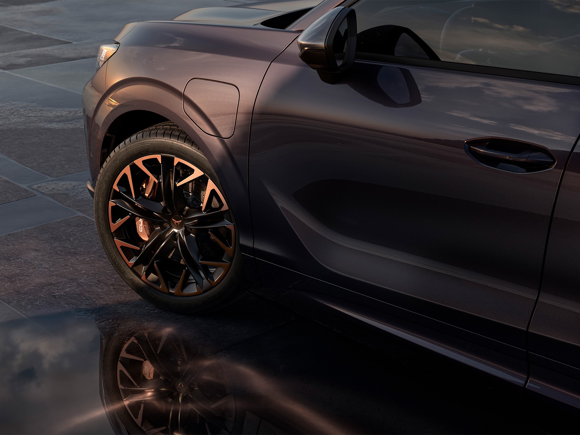 Close-up of the CUPRA Terramar’s alloy wheel, featuring a striking design enhanced by copper detailing.