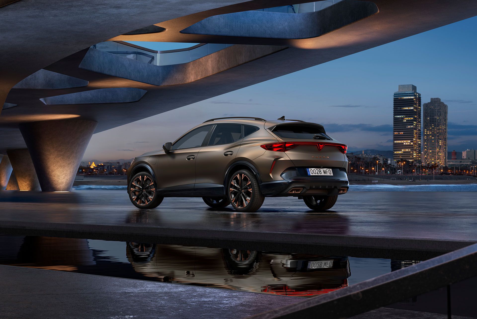 Billede af en CUPRA Formentor bag fra i farven Century Bronze Matt.