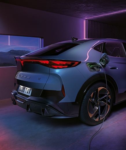 En elektrisk CUPRA Tavascan, som er i gang med at lade op.
